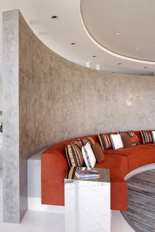 Γκρι στόκος στη διακόσμηση του καθιστικού