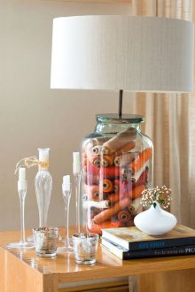 Ασυνήθιστη επιτραπέζια λάμπα με λευκό αμπαζούρ