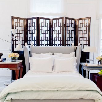 Ξύλινη οθόνη στην κρεβατοκάμαρα