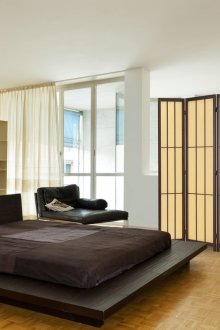 Μπεζ-καφέ οθόνη στην κρεβατοκάμαρα