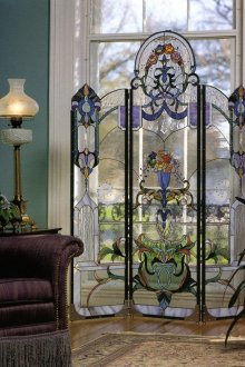 Οθόνη με ζωγραφική βαμμένων γυαλιών στο εσωτερικό