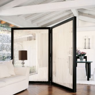 Ασπρόμαυρη οθόνη στο καθιστικό-τραπεζαρία