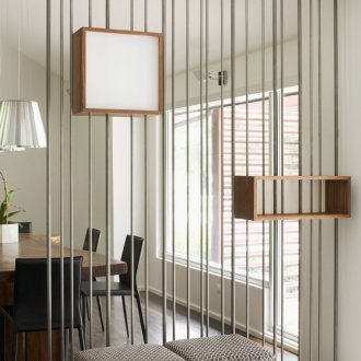 Οθόνη από μέταλλο και ξύλο στο εσωτερικό