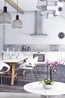 Ταπετσαρία κάτω από ένα λευκό τούβλο στο σαλόνι-κουζίνα