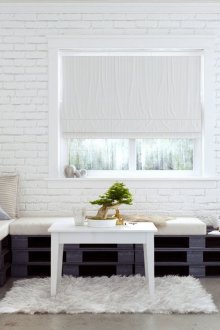 Ταπετσαρία κάτω από ένα λευκό τούβλο στο σαλόνι