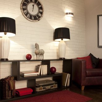 Ταπετσαρία κάτω από ένα λευκό τούβλο σε ένα όμορφο καθιστικό