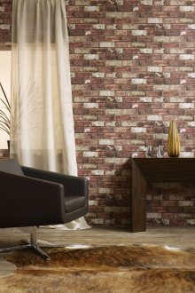 Ταπετσαρία κάτω από ένα τούβλο στο εσωτερικό του σαλόνι σε μοντέρνο στυλ