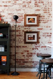 Ταπετσαρία κάτω από ένα τούβλο στην κουζίνα-σαλόνι