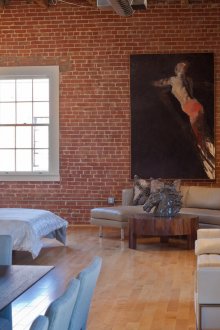 Ταπετσαρία κάτω από ένα τούβλο στο υπνοδωμάτιο-σαλόνι