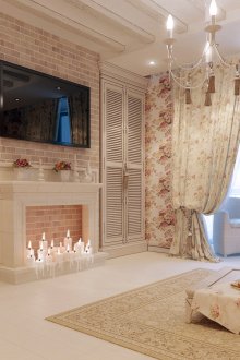 Ταπετσαρία κάτω από ένα τούβλο στο σαλόνι με το στυλ του shabby chic