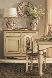 Καφέ και μπεζ πορσελάνινα αγγεία στο εσωτερικό