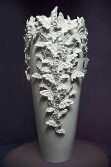 Λευκό βάζο από πορσελάνη με πεταλούδες