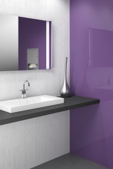 Μωβ τοίχο στο μπάνιο