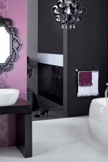 Μωβ, μαύρο και άσπρο χρώμα στο σχεδιασμό του μπάνιου σε μοντέρνο στυλ