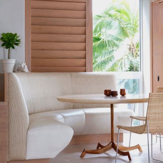 Μπεζ καναπέ στην κουζίνα σε οικολογικό στιλ