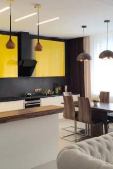 Κρεμαστό καναπέ στην κουζίνα του καθιστικού με κίτρινες προεκτάσεις