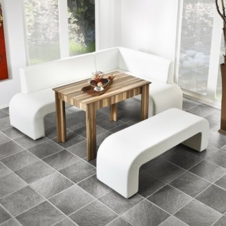 Λευκός καναπές και πάγκος στην κουζίνα