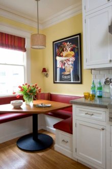 Κόκκινο και λευκό καναπέ σε μια μικρή κουζίνα