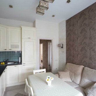 Καναπές σε μια μικρή κουζίνα σε μπεζ χρώματα