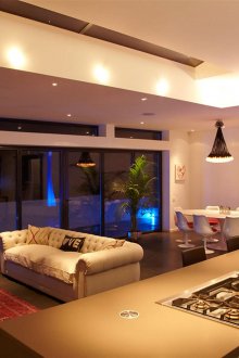 Καναπές στην μεγάλη κουζίνα