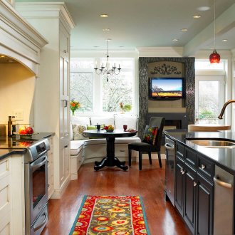 Γωνιακός καναπές στην κουζίνα με νησί