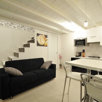 Μαύρος καναπές σε μια φωτεινή κουζίνα