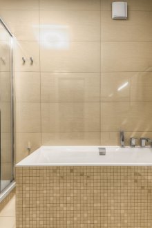 Μπεζ και λευκό μπάνιο