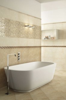 Μπεζ μπάνιο με λευκά φωτιστικά