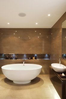 Μεγάλο μπεζ και καφέ μπάνιο