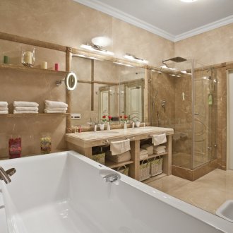 Κλασικό μπεζ μπάνιο