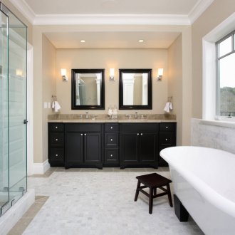 Μπεζ και λευκό μπάνιο με μαύρο βάθρο