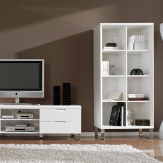 Λευκή τηλεόραση σε ένα μεγάλο σαλόνι