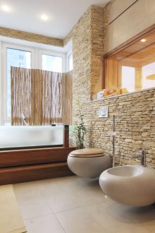 Οικολογικό μπάνιο με διακοσμητική πέτρα