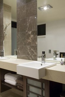 Μπεζ-καφέ μπάνιο 7 τετραγωνικών μέτρων. m με δύο νιπτήρες