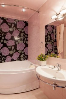 Μοντέρνο μπάνιο με γωνιακή μπανιέρα