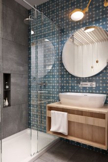 Μπάνιο με μπλε και λευκά πλακάκια