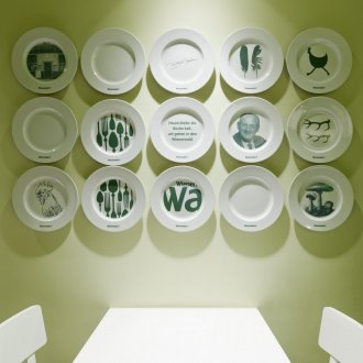 Φωτεινές πλάκες συμμετρικά τοποθετημένες στον τοίχο