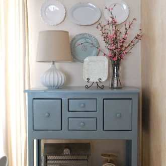 Πλάκες στον τοίχο στο εσωτερικό της Προβηγκίας