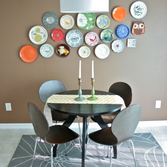 Πλάκες στον τοίχο σε ρετρό εσωτερικό