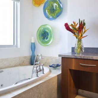 Πιάτα στον τοίχο στο μπάνιο