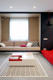 Κόκκινο καναπέ και διακόσμηση σε ένα μοντέρνο σαλόνι