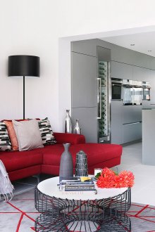 Κόκκινο καναπέ στο σαλόνι-κουζίνα