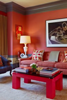Κόκκινο καναπέ, τραπέζι και διακόσμηση στο σαλόνι