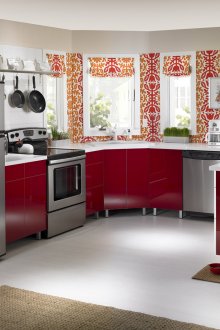 Κόκκινο-λευκό σετ με μια χερσόνησο στην κουζίνα