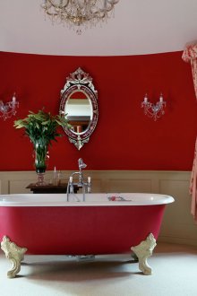Κόκκινο λουτρό και διακόσμηση στο μπάνιο