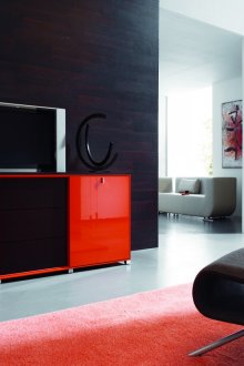 Κόκκινη τηλεόραση και χαλί στο σαλόνι