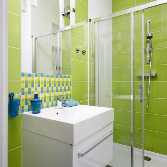 Ανοιχτό πράσινο και λευκό κεραμίδι σε ένα μοντέρνο μπάνιο