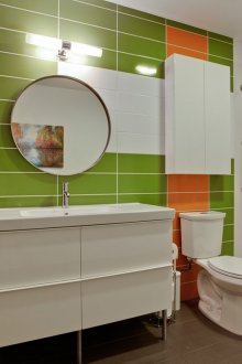 Ανοιχτό πράσινο πλακάκι στο εσωτερικό του μπάνιου