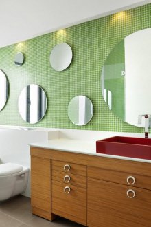 Λευκό και πράσινο τοίχο στο μπάνιο