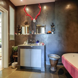 Μαύρο διακοσμητικό γύψο στο μπάνιο